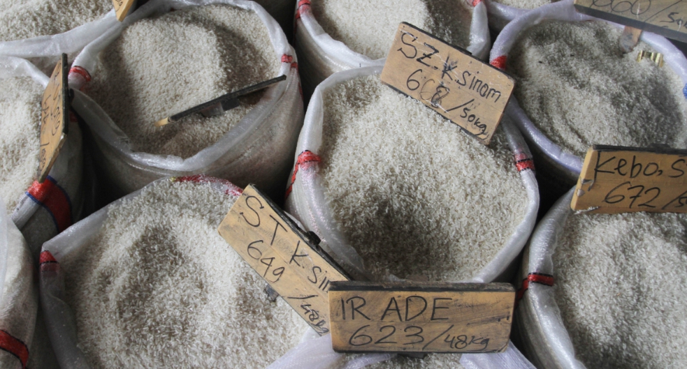 Ilustrasi deretan beras yang dijual pedagang di pasar (SinPo.id/Agus Priatna)