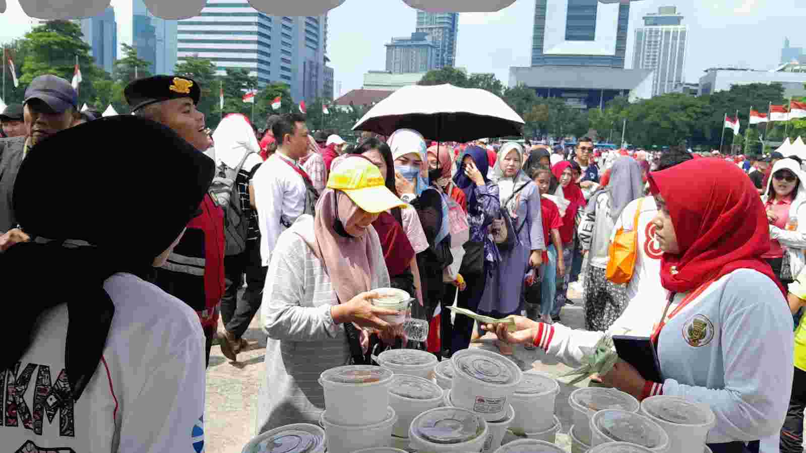 Kuliner Gratis yang dibagikan di acara pesta rakyat di Monas (SinPo.id/ Dok. Pemprov DKI)