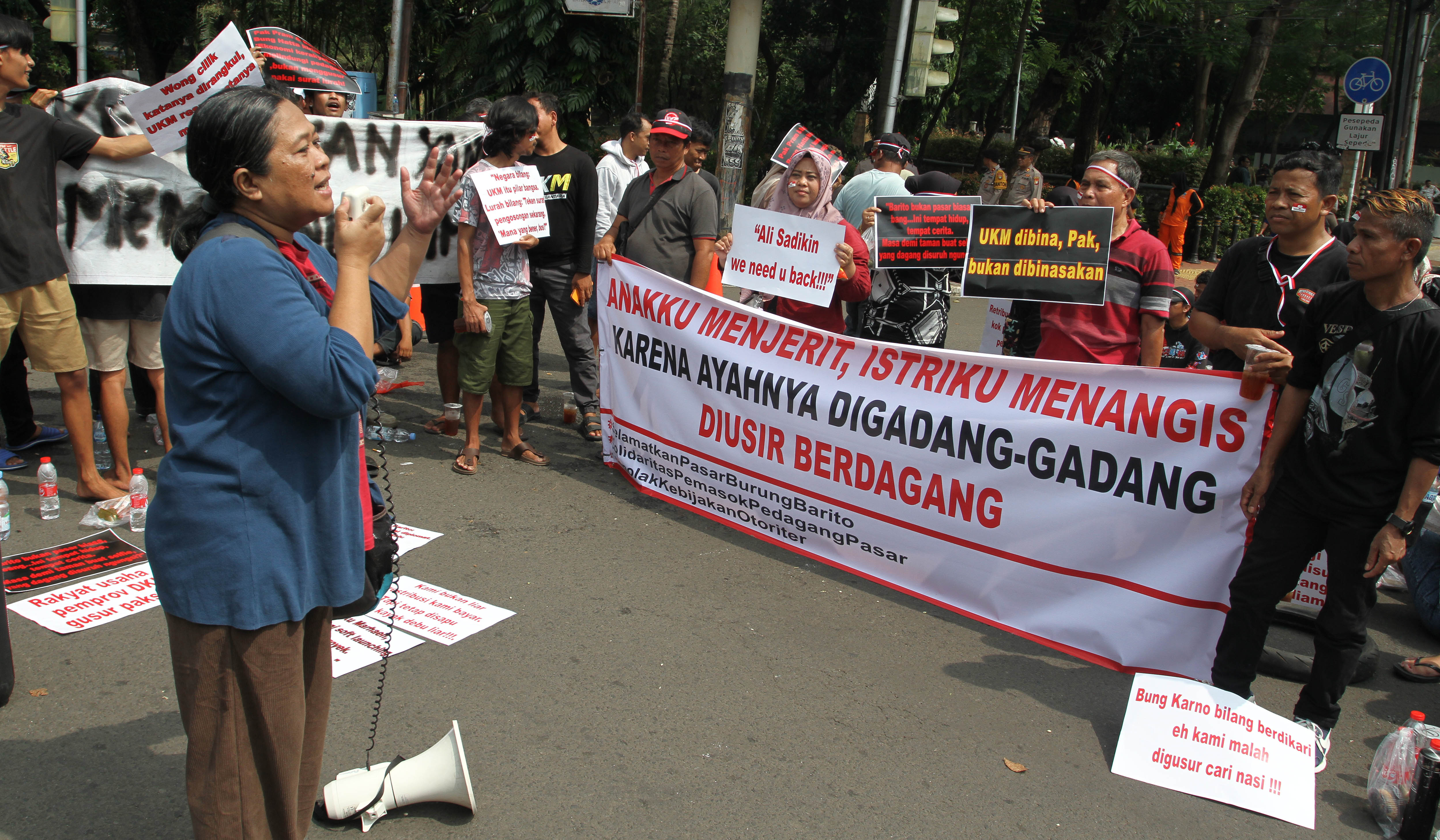 Aksi pedagang Pasar Hewan Barito. (Agus Priatna/SinPo.id)