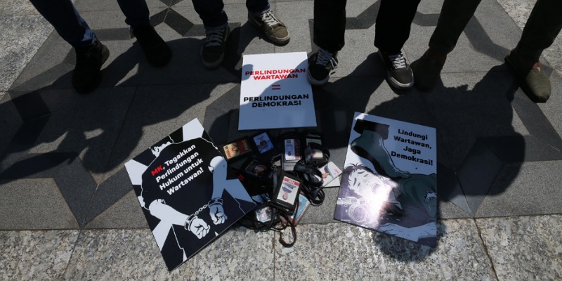 Aksi teatrikal Iwakum di depan Gedung MK (Sinpo.id)