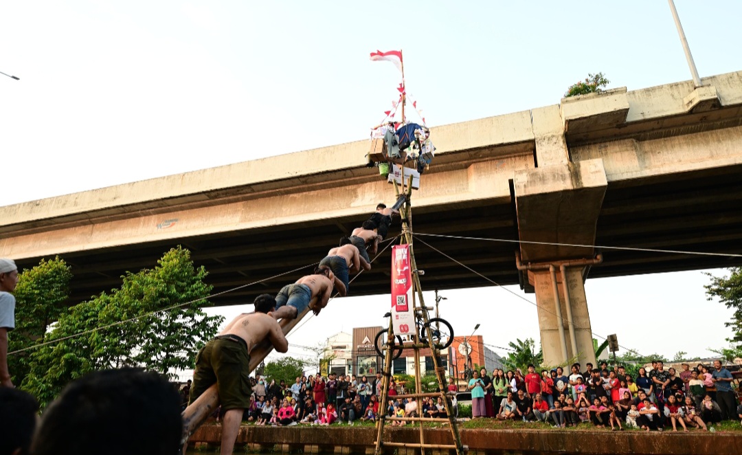 Ilustrasi lomba panjat pinang di Kalimalang, Jakarta Timur. (SinPo.id)