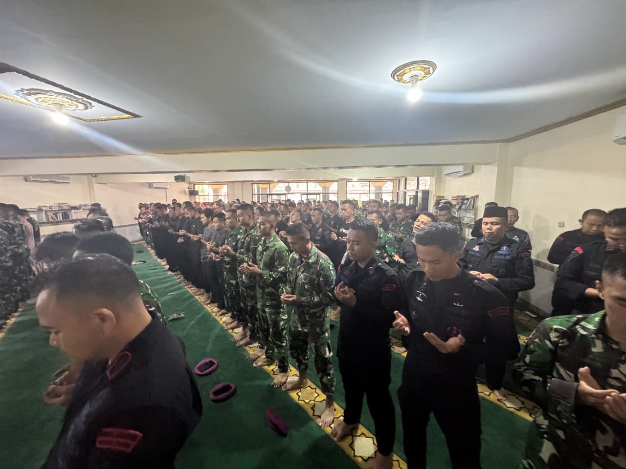 Anggota Brimob dan TNI saat menggelar salat gaib (SinPo.id/Dok.PMJ)