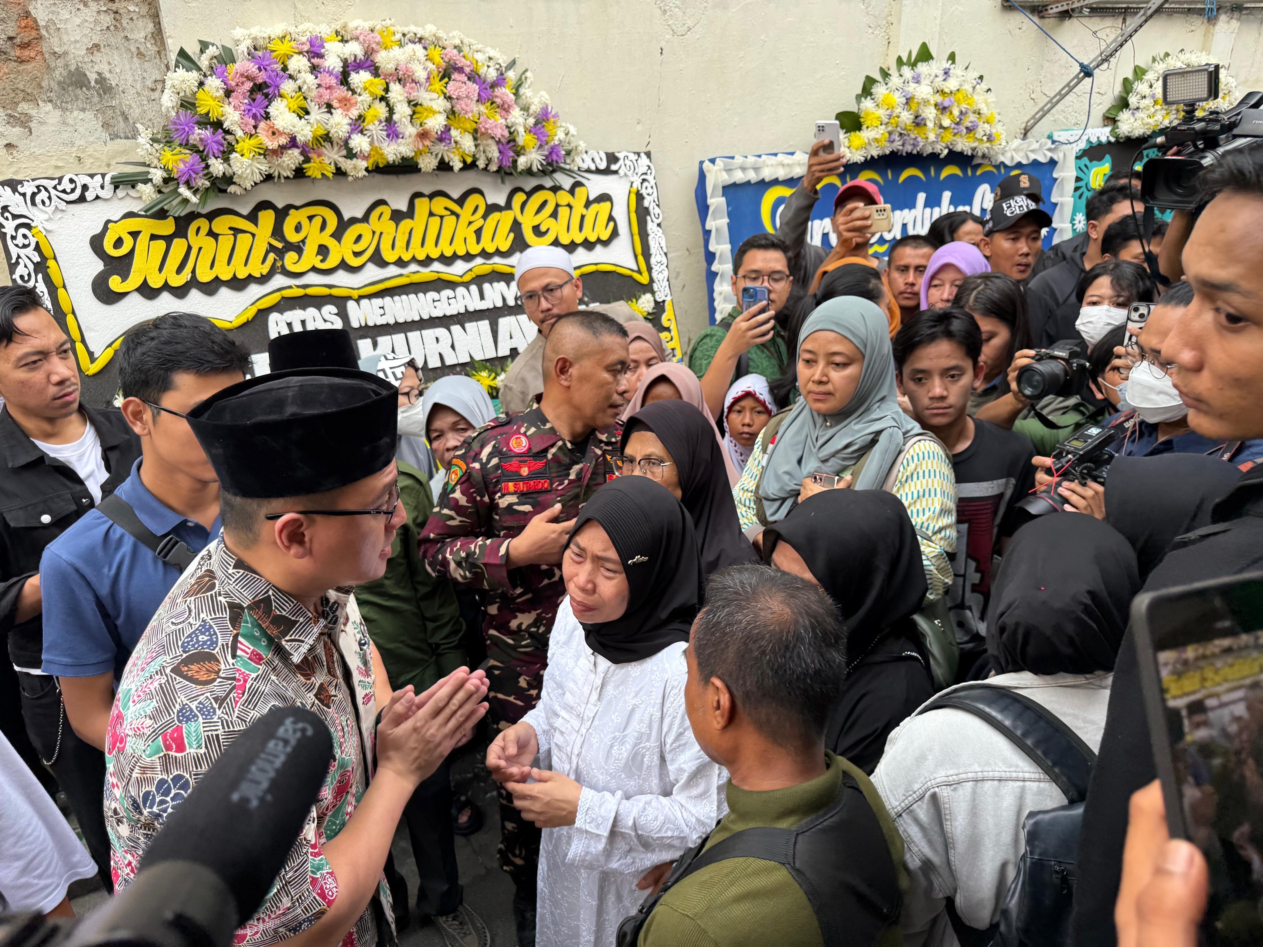 Anggota DPRD DKI Hardiyanto Kenneth menyerahkan satunan pada keluarga Affan. (SinPo.id/dok. Pribadi)