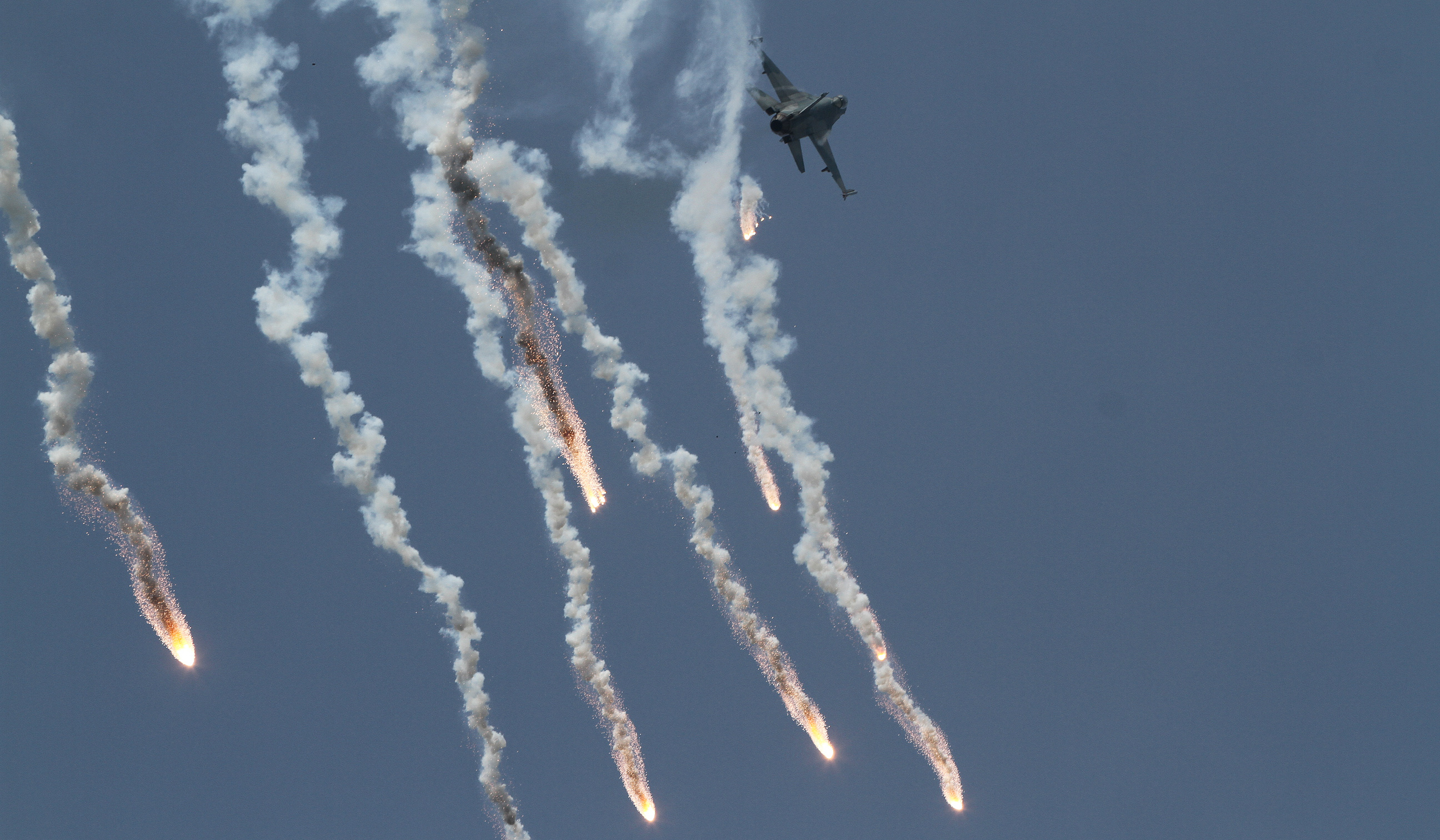 Atraksi pesawat meriahkan HUT ke 80 RI. (Agus Priatna/SinPo.id)