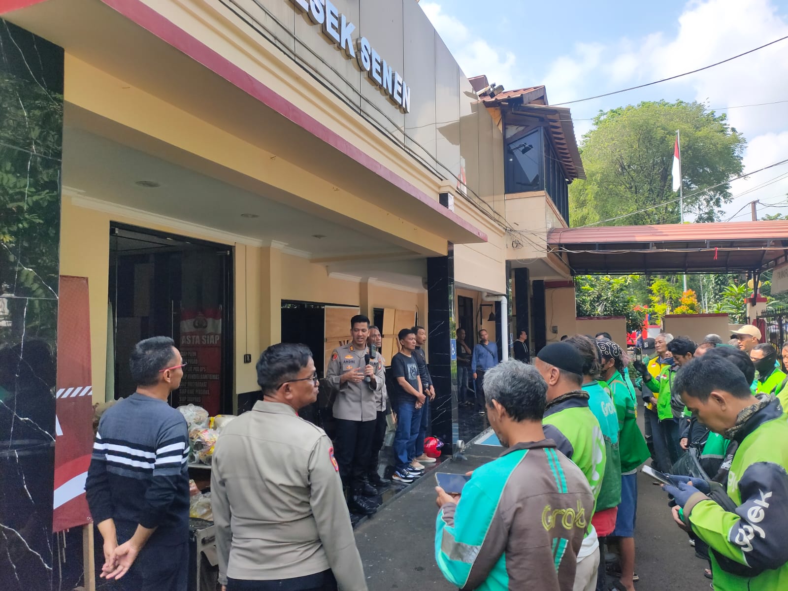 Polres Jakpus membagikan paket sembako ke para driver ojol (SinPo.id/Istimewa)