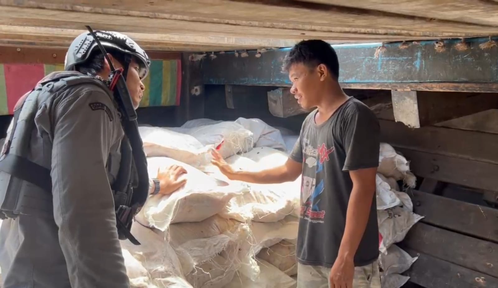 Kapal berisi bawang merah selundupan di perairan Kepri (SinPo.id/ Dok. Bakamla)