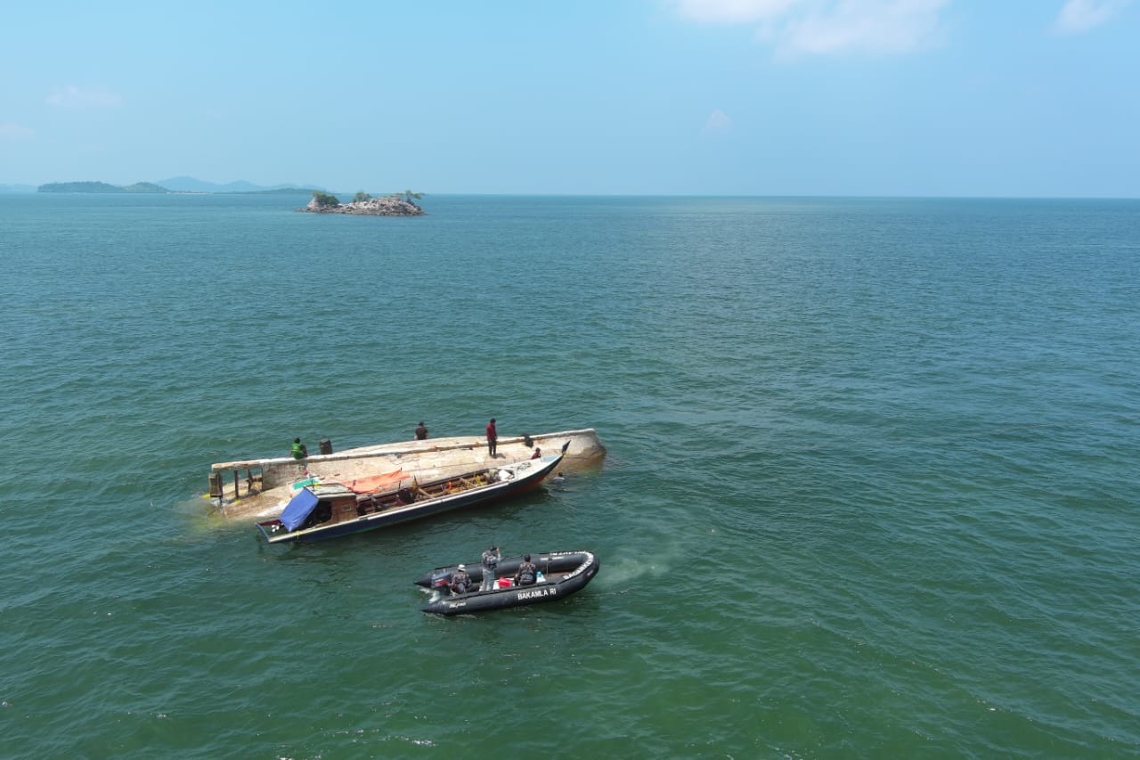 Evakuasi kapal terbalik di Perairan Kepulauan Babel (SinPo.id/ Dok. Bakamla)