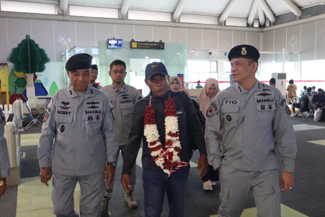 Bakamla RI Pulangkan Nelayan Bitung yang Hanyut 12 Hari di Laut Filipina (SinPo.id/Bakamla RI)