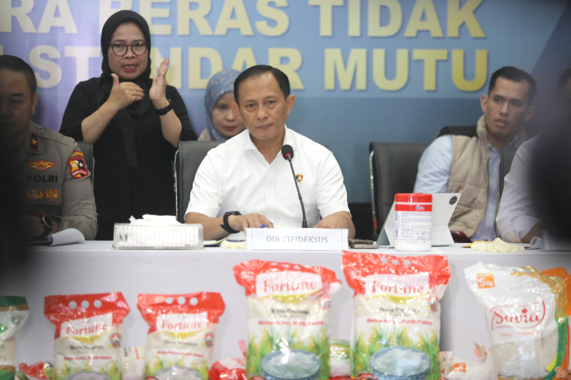 Bareskrim menggelar konferensi pers terkait perkembangan beras oplosan yang tidak sesuai standar mutu (Ashar/SinPo.id)