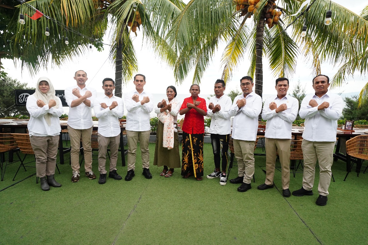 Sekjen KP2MI Dwiyono menemui Wilfrida dan Keluarga Adelina Sau di NTT (SinPo.id/ Dok. KP2MI)