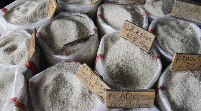 Pedagang beras di pasar (SinPo.id/Agus)