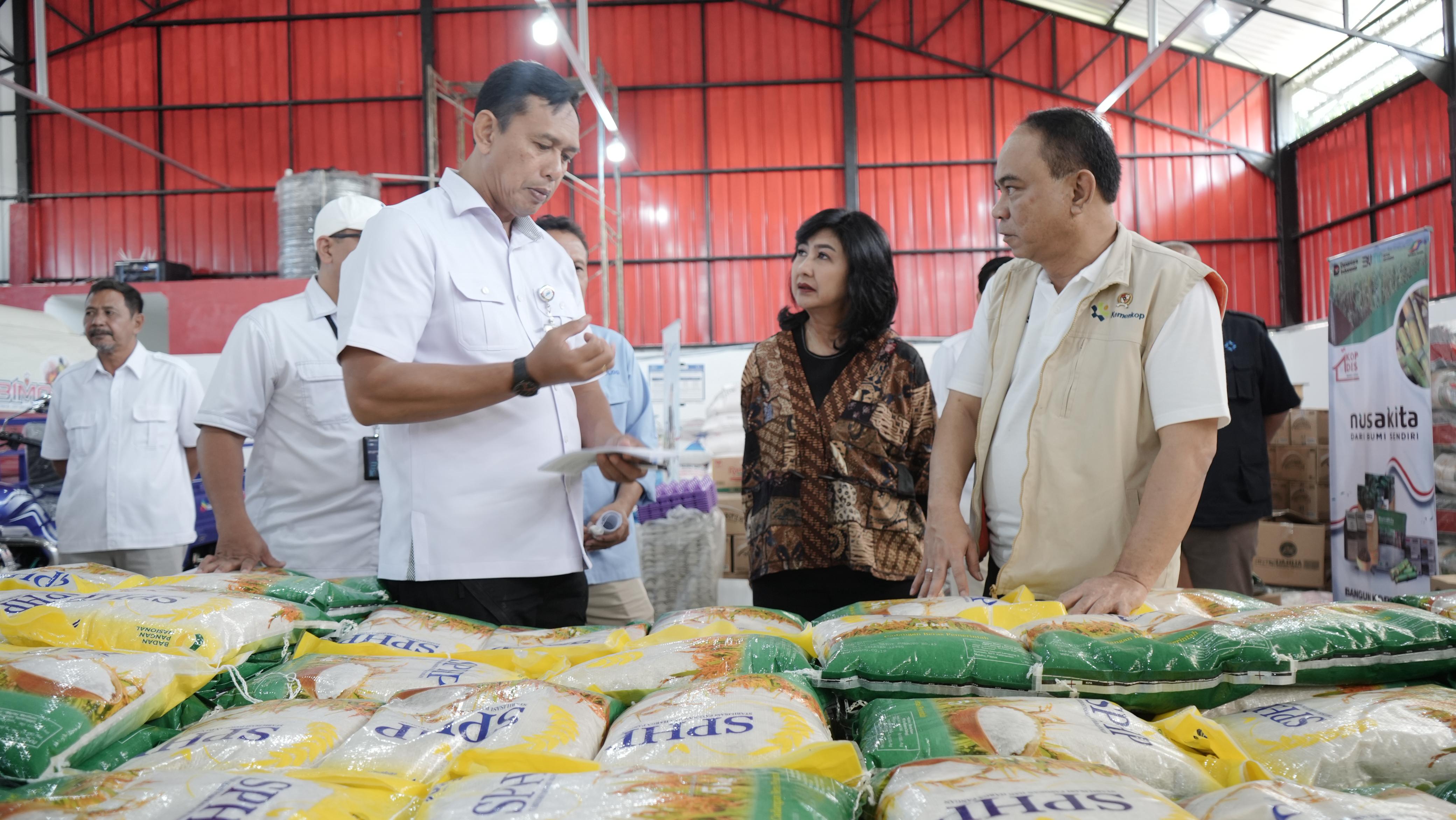 Bulog dan Kemenkop distribusikan beras (SinPo.id/ Dok. Bulog)