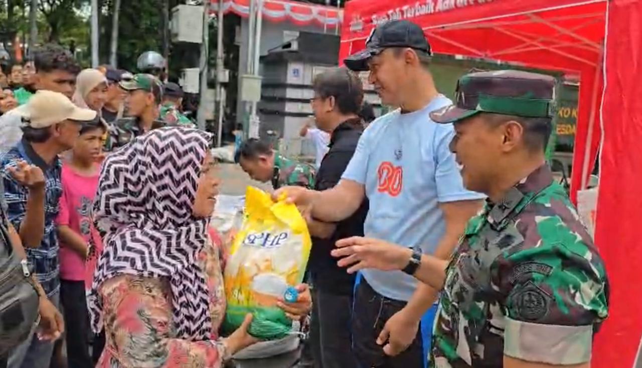 Bulog dan TNI salurkan beras di Bundaran HI (SinPo.id/ Dok. Bulog)