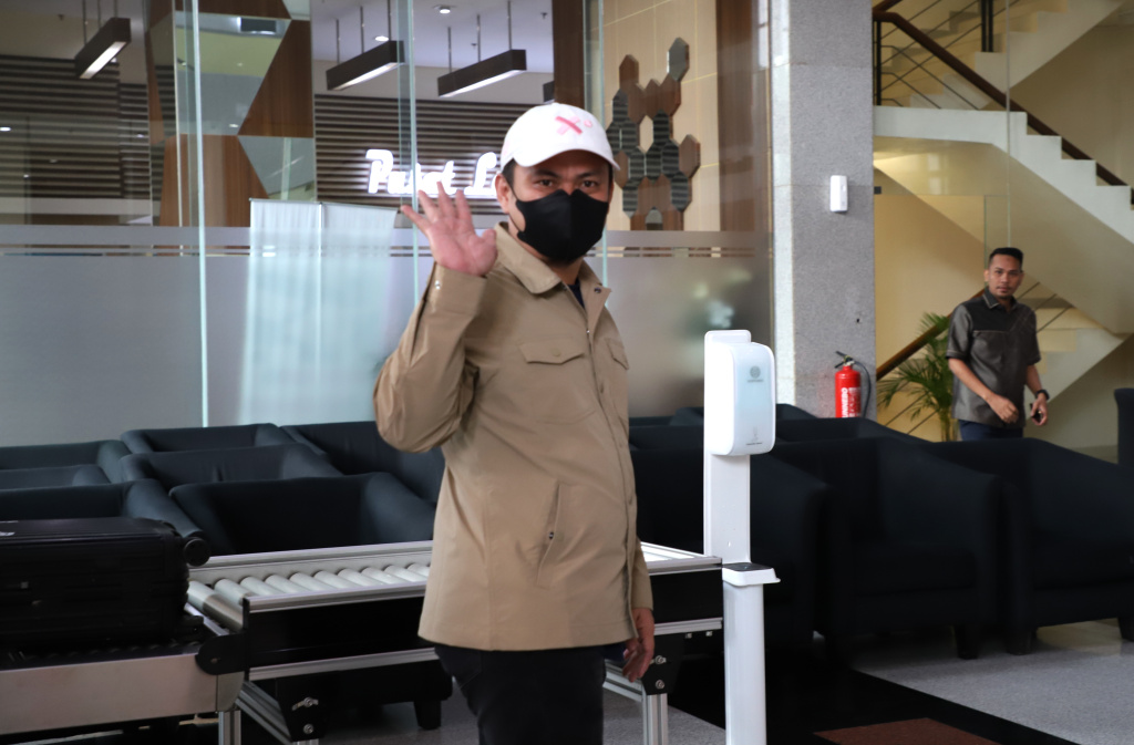 Bupati Kolaka Timur Abdul Azis Terjerat OTT Tiba di gedung merah putih KPK (Ashar/SinPo.id)