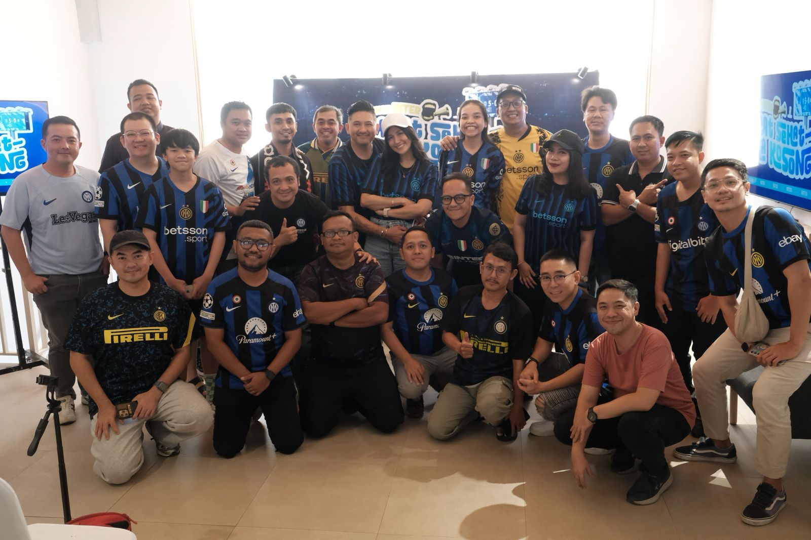 Pasangan artis Ryan Delon dan Sharena memeriahkan acara kopdar 'Cerewetin INTER Empat Sehat Lima Kosong' pada Sabtu, 2 Agustus 2025. (SinPo.id/Istimewa)
