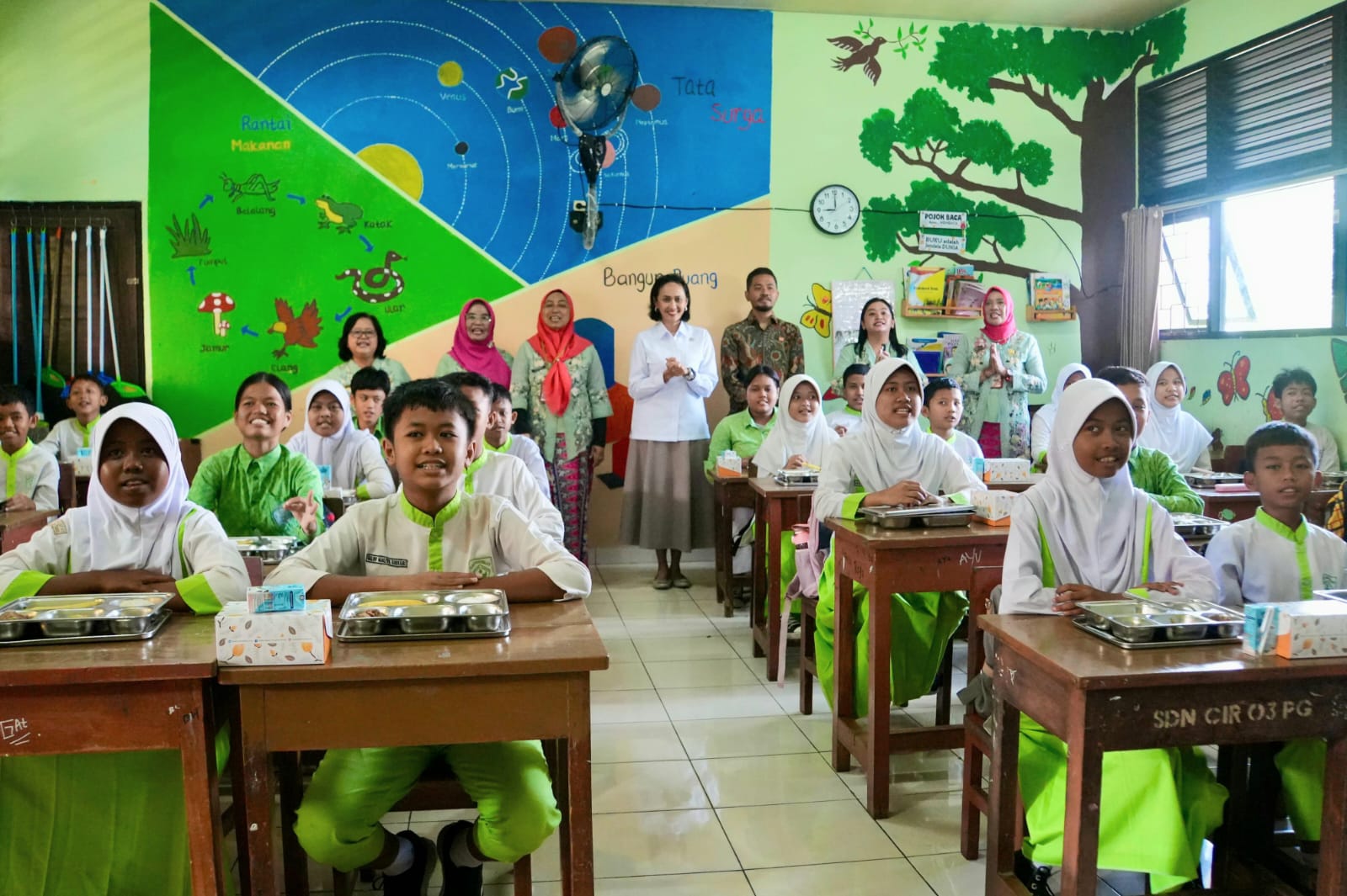 Wamen P2MI Christina Aryani meninjau Program MBG di SDN Ciracas 03, Jaktim (SinPo.id/ Dok. KP2MI)