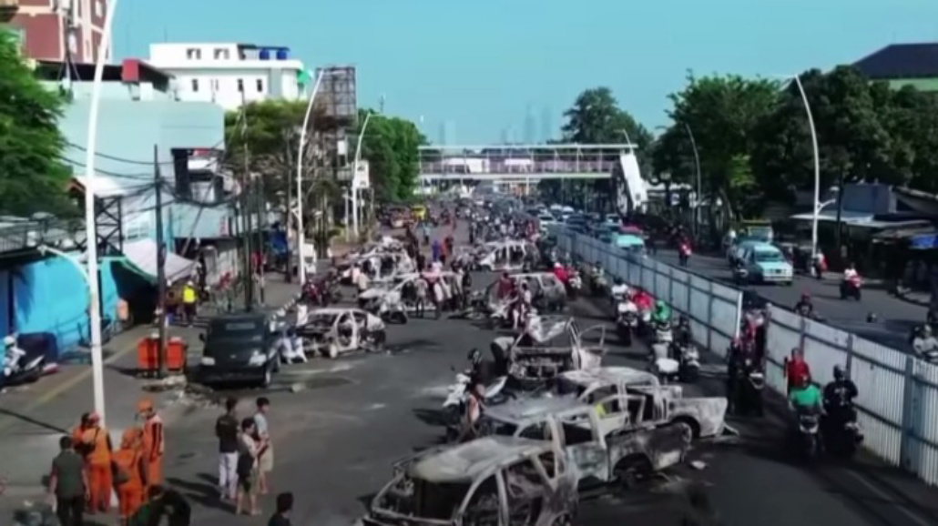 Belasan mobil yang dibakar di Polres Jaktim (SinPo.id/ Tangkapan layar)