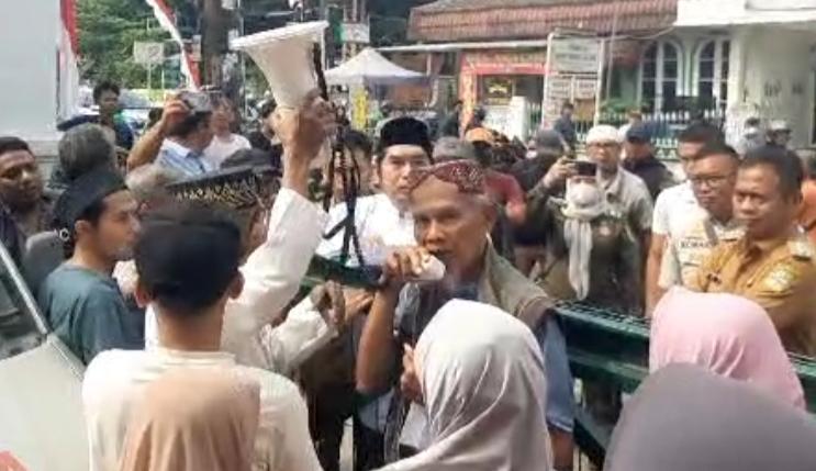 Warga tolak pembangunan Kantor Kelurahan di Area Masjid Raya Jatimulya. (SinPo.id/tangkap layar)