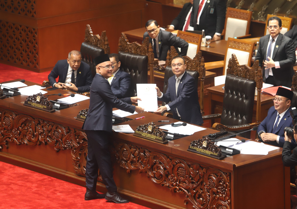 DPR gelar rapat paripurna sahkan RUU perubahan ketiga tentang haji dan umrah menjadi UU (Ashar/SinPo.id)