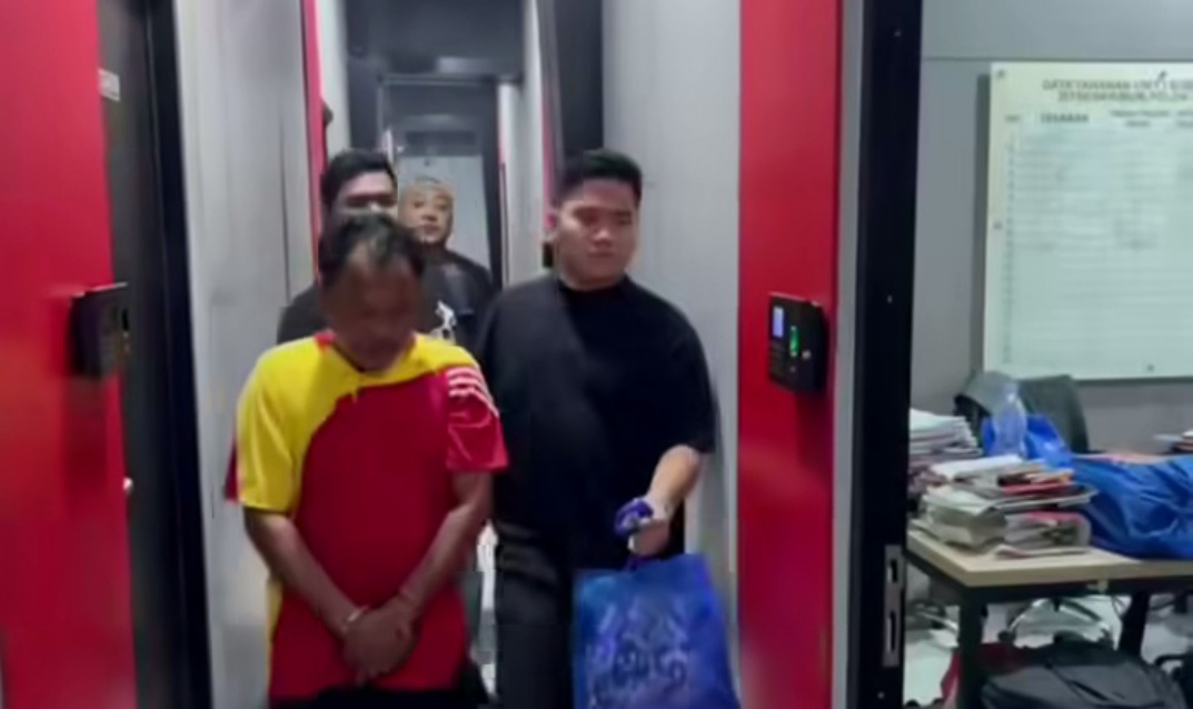 Pelaku berkaos merah kuning saat ditangkap (SinPo.id/ Istimewa)