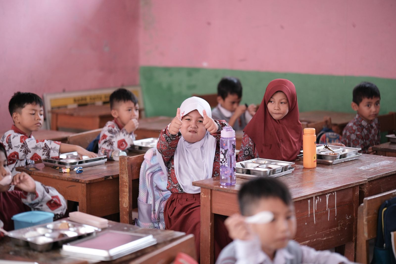 Ekspresi seorang anak sangat bahagia menyantap MBG. (SinPo.id/dok. KemenUMKM)