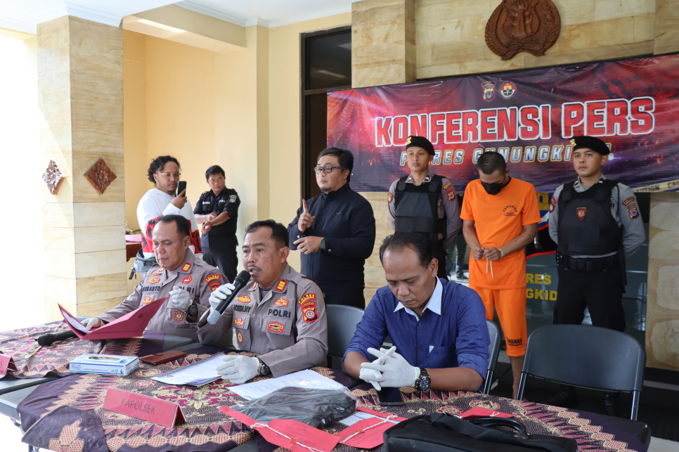 Konferensi pers kasus pencurian laptop di Mapolsek Purwosari (SinPo.id/ Humas Polri)