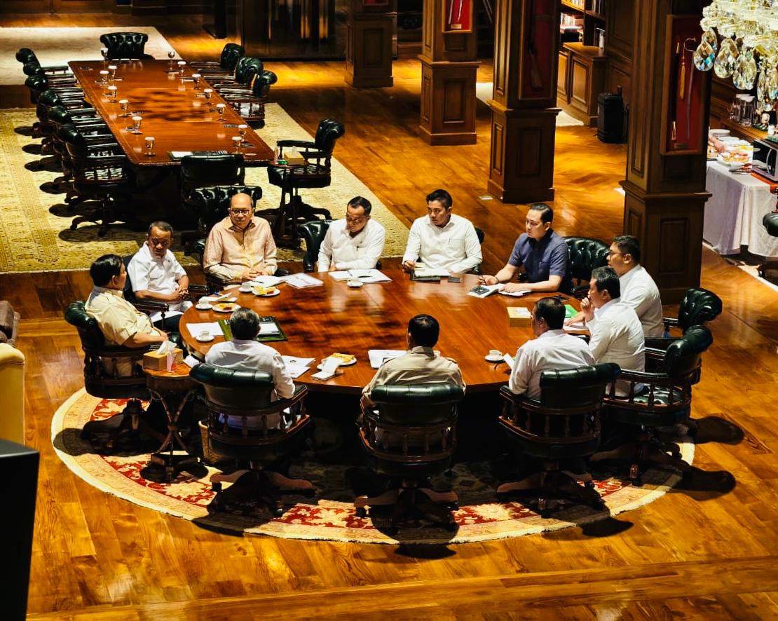 Gelar Rapat Maraton di Hambalang, Presiden Prabowo dan Jajaran Menteri Bahas Pertanian hingga Investasi Nasional (SinPo.id/Setpres)