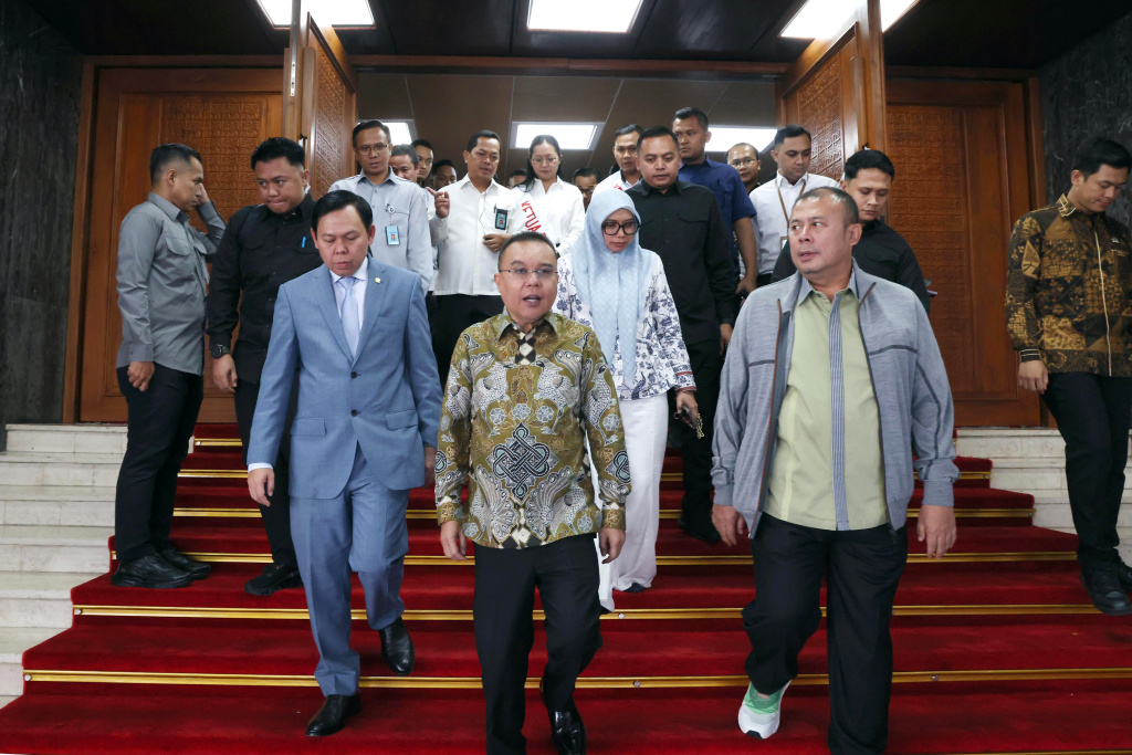 Wakil Ketua DPR Prof Sufmi Dasco Ahmad meninju gladi bersih sidang tahunan (Ashar/SinPo.id)