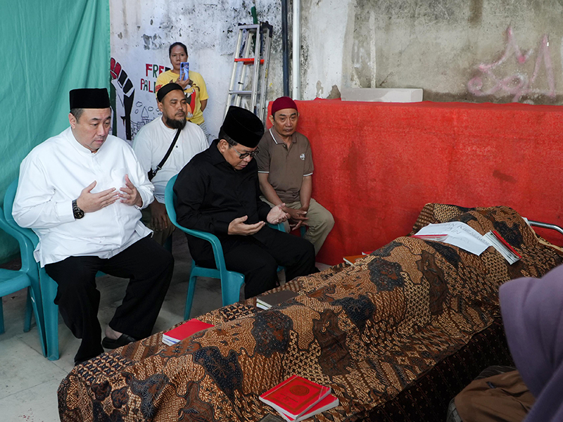 Gubernur DKI Jakarta Pramono Anung melayat ke rumah duka Affan di daerah Jalan Lasem, Menteng pada Jumat, 29 Agustus 2025. (SinPo.id/Berita Jakarta)