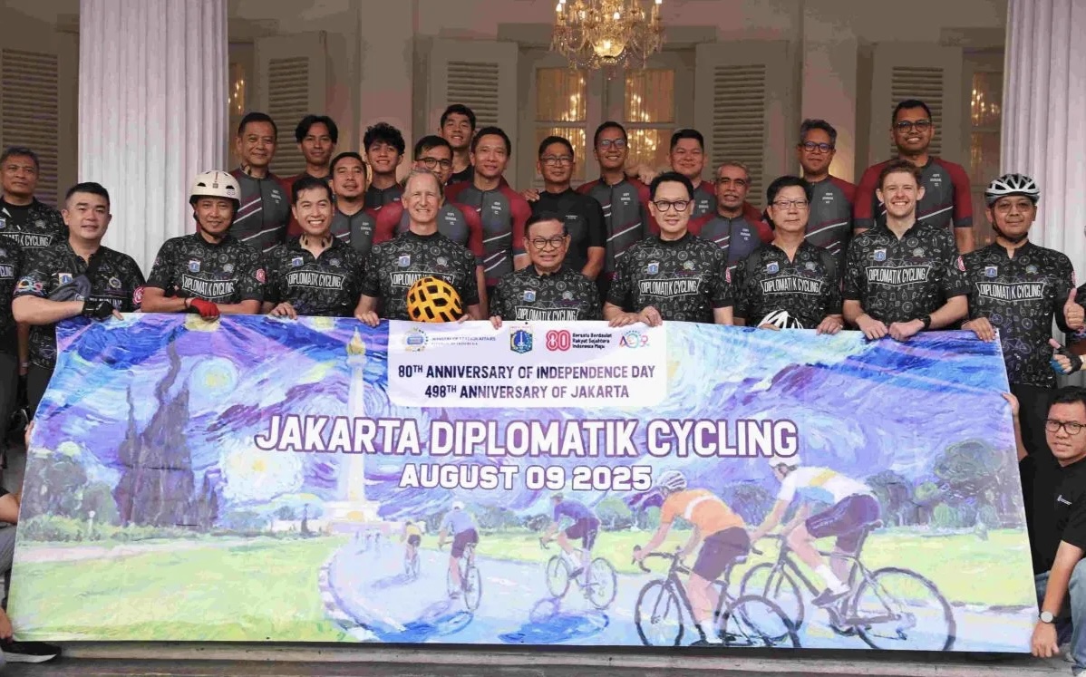 Gubernur DKI Jakarta Pramono Anung menyambut para peserta Jakarta Diplomatic Cycling di Balai Kota DKI Jakarta. (SinPo.id/Dok. Pemerintah Provinsi DKI Jakarta)