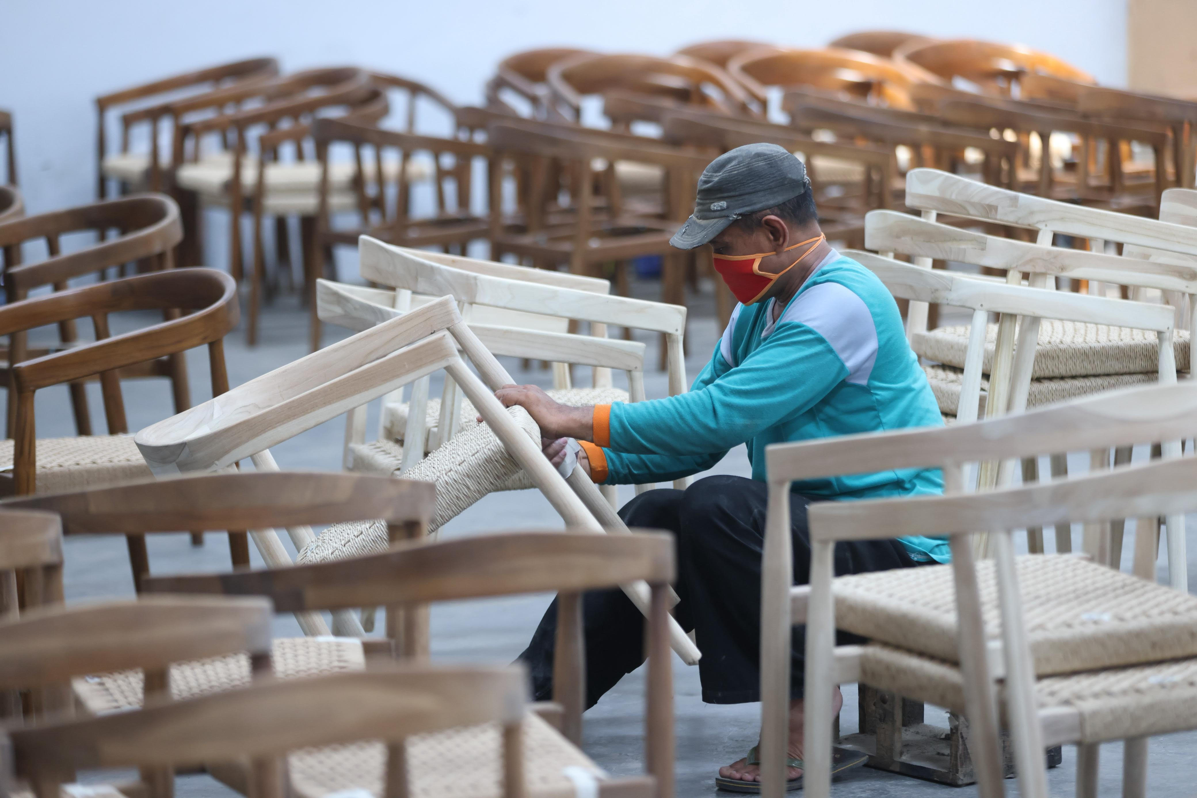 Ilustrasi para pengusaha UMKM bidang furniture. (SinPo.id/dok. KemenUMKM)