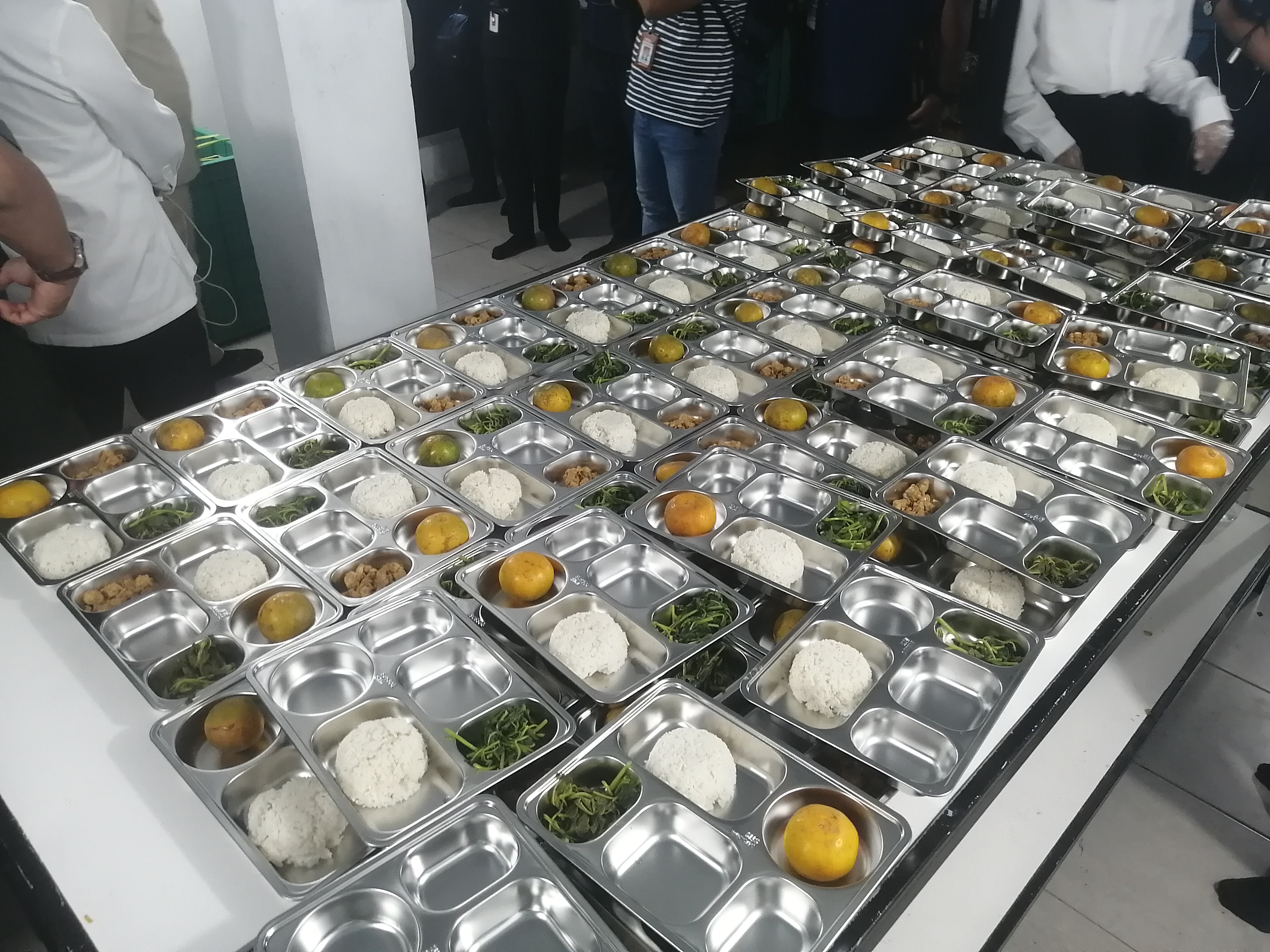 Ilustrasi pegawai menyiapkan menu Makan Bergizi Gratis. (SinPo.id/Tio)