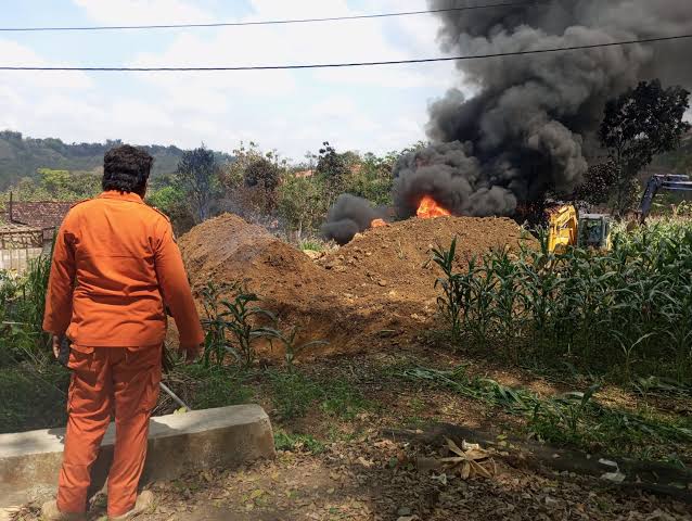 Kebakaran sumur minyak Blora (Sinpo.id/Mongabay)