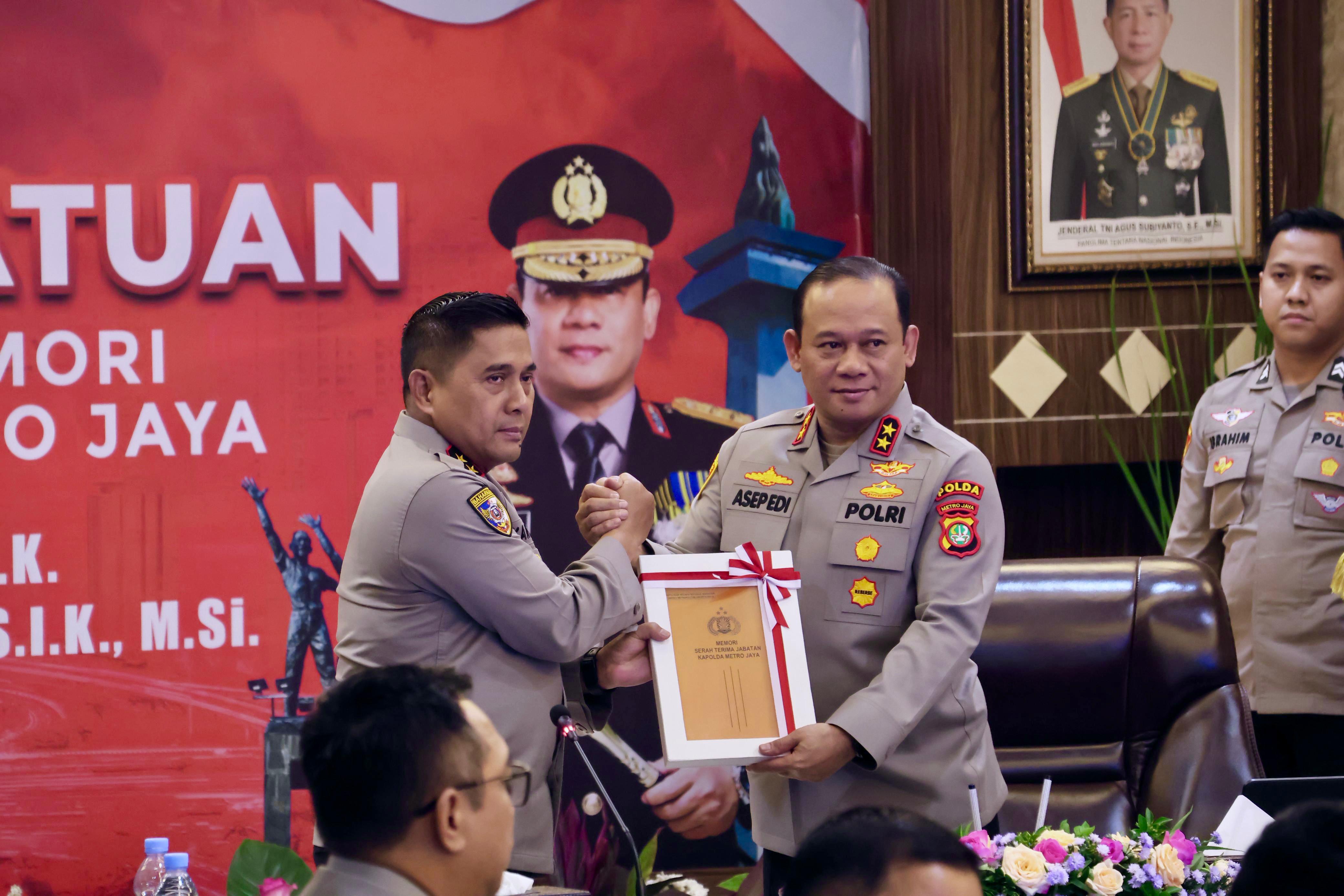 Irjen Asep Edi resmi menjabat Kapolda Metro Jaya menggantikan Komjen Karyoto (SinPo.id/PMJ)