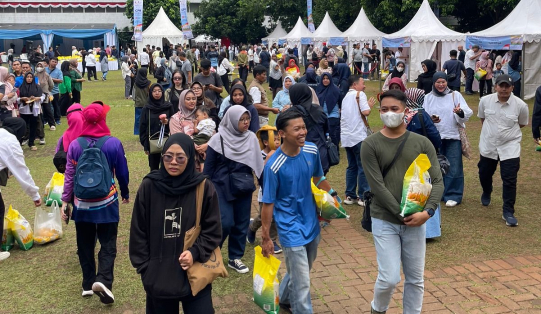 Masyarakat usai membeli beras murah SPHP (SinPo.id/ Dok. Kementan)