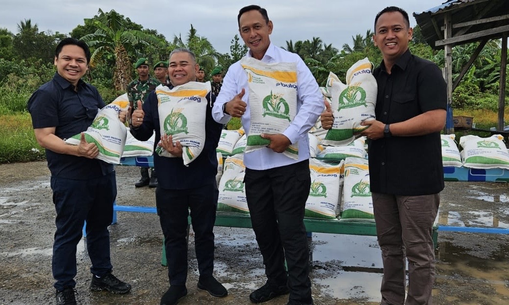 Jajaran Menteri Kabinet Merah Putih menyerahkan bantuan pangan di Kampung Wogikel-Wanam. (SinPo.id/Dok. Bulog)