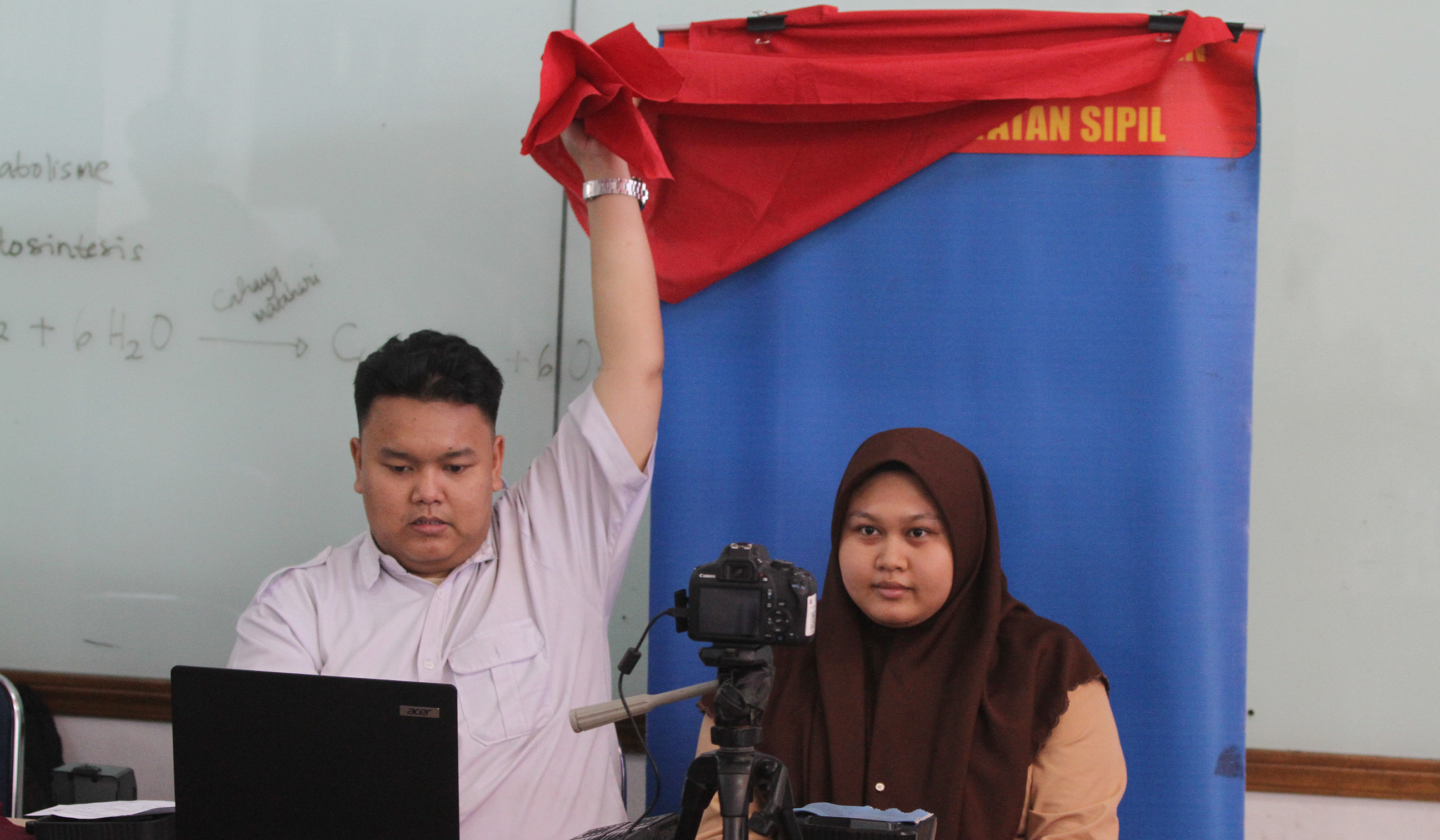 Pembuatan eKTP pelajar. (Agus Priatna/SinPo.id)