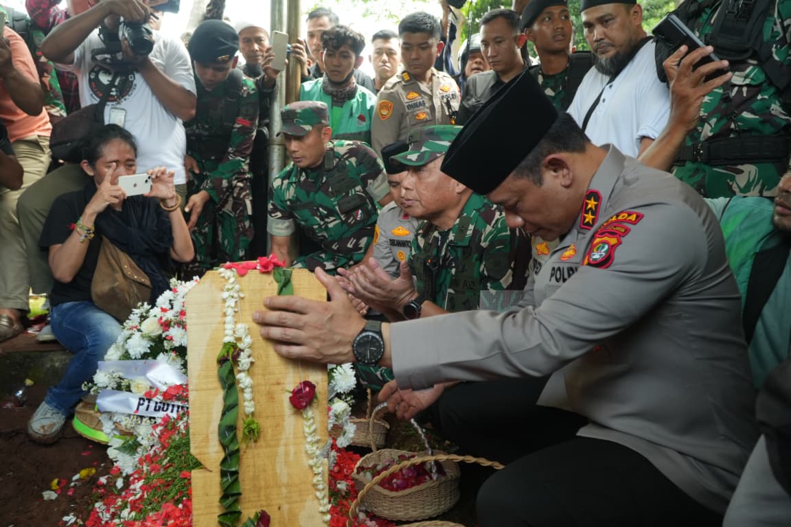 Kapolda Metro di pemakaman almarhum Affan Kurniawan (SinPo.id/Dok.PMJ)