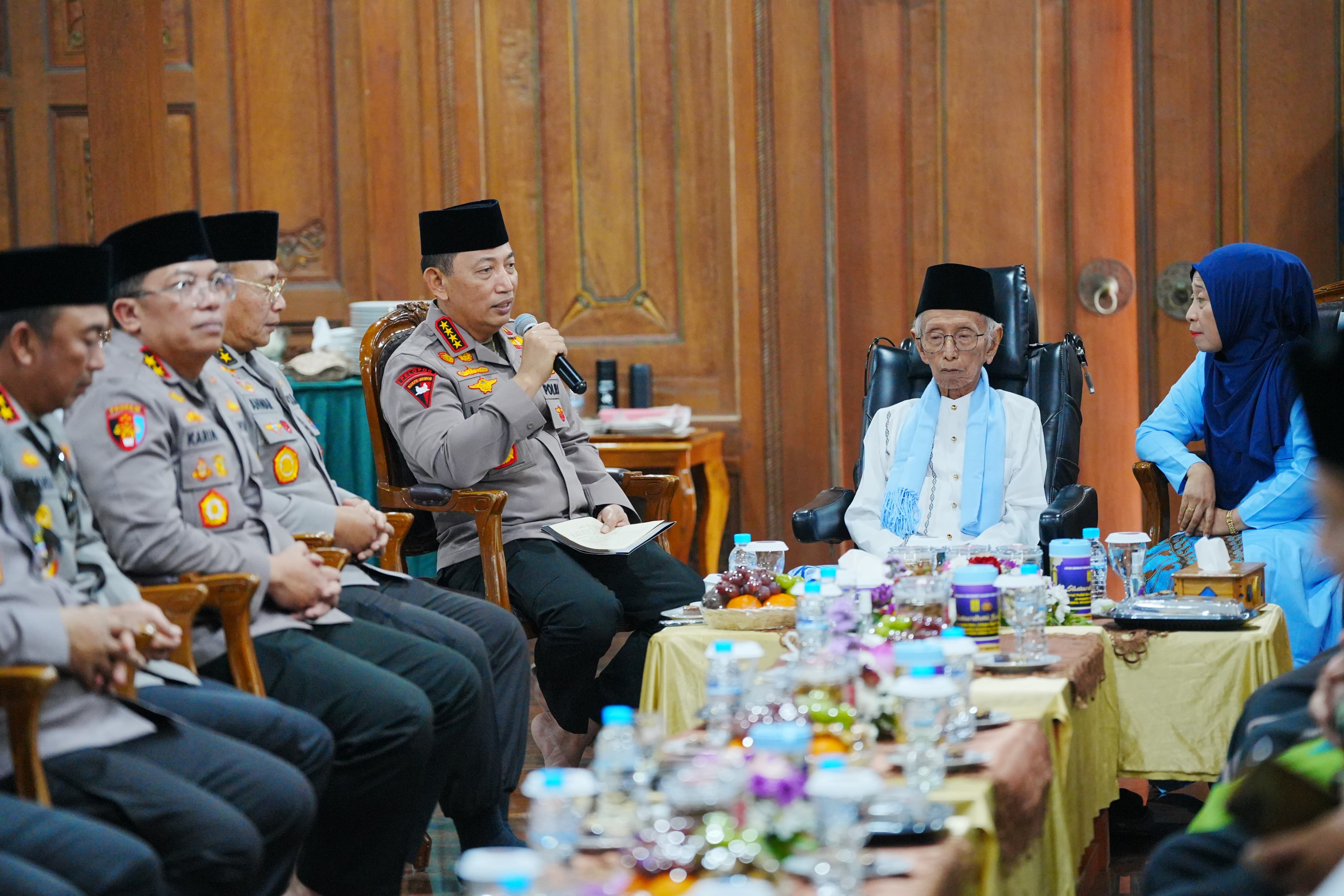Kapolri saat berkunjung ke pimpinan Ponpes di Jatim (SinPo.id/ Dok.Polri)