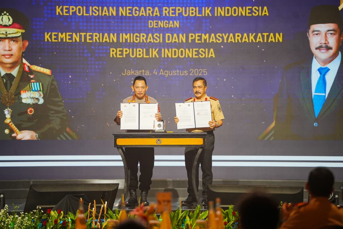 Kapolri dan Menteri Imipas saat meneken nota kesepahaman (SinPo.id/Dok.Polri)