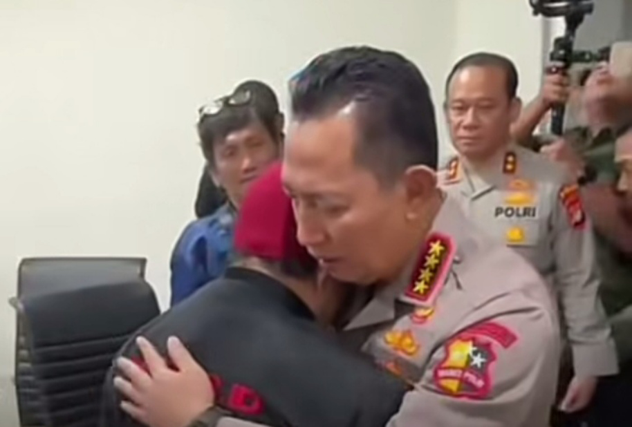 Kapolri saat memeluk keluarga ojol yang meninggal dunia (SinPo.id/Tangkapan layar)