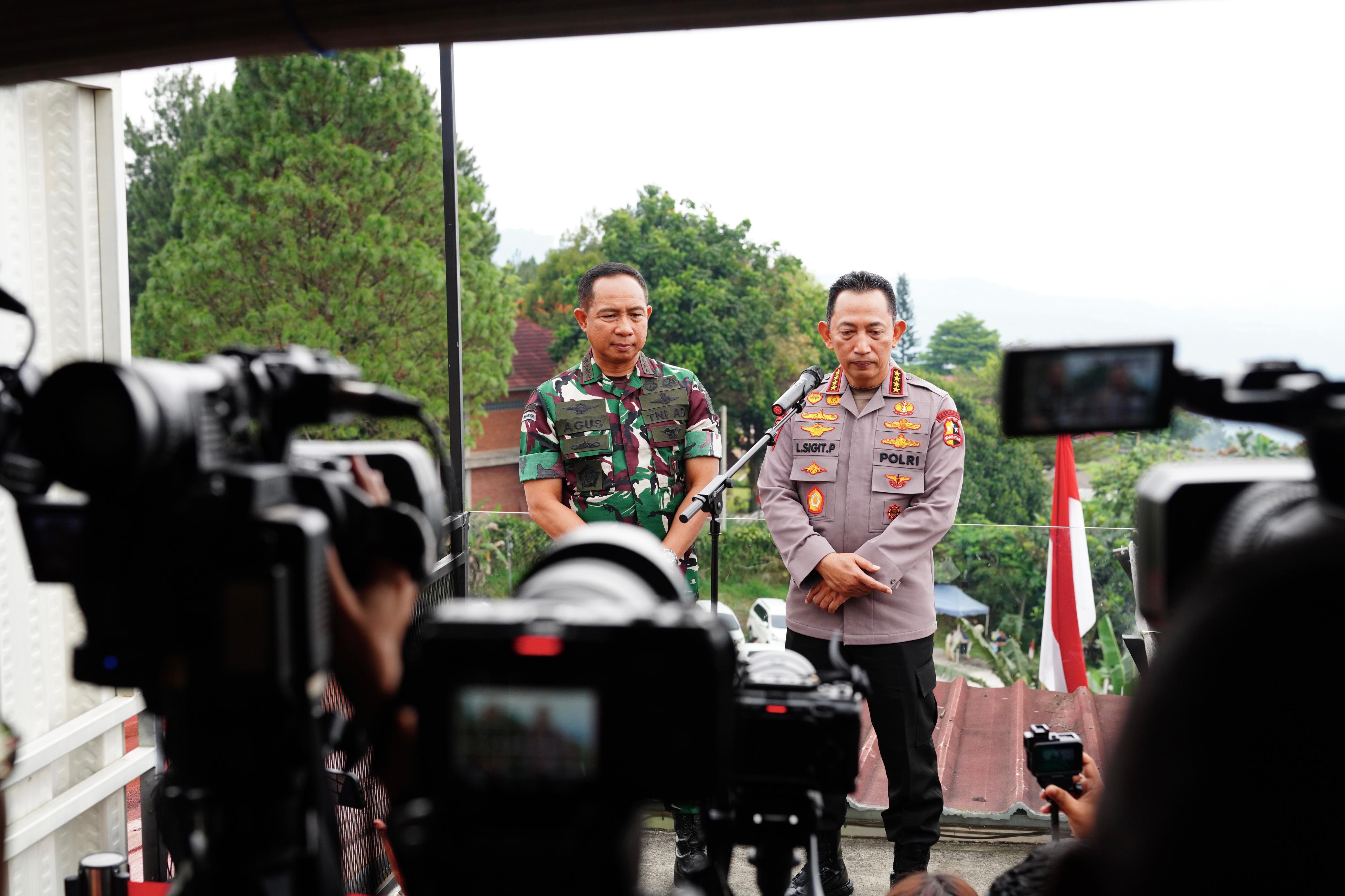 Kapolri Jenderal Pol Listyo Sigit Prabowo dan Panglima TNI Jenderal Agus Subiyanto (SinPo.id/ Puspen TNI)