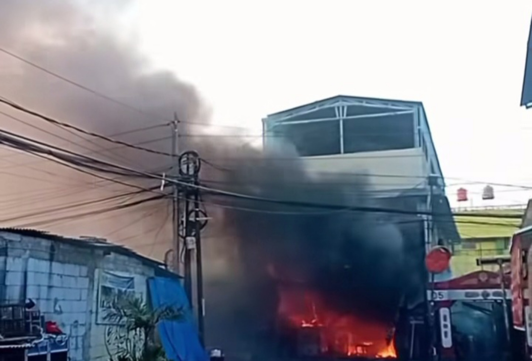 Kebakaran yang terjadi di Jalan Pisangan Jakarta Timur (SinPo.id/Dok.Tangkapan layar)