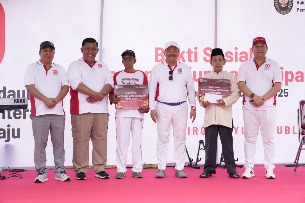 Kemenko Kumham Imipas menggelar bakti sosial dalam rangka menyambut HUT ke-80 Kemerdekaan RI di Lapangan Banteng (Ashar/SinPo.id)