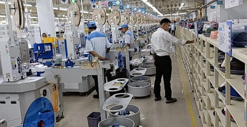 Ilustrasi karyawan manufaktur komponen otomotif. (SinPo.id/dok. DRMA)