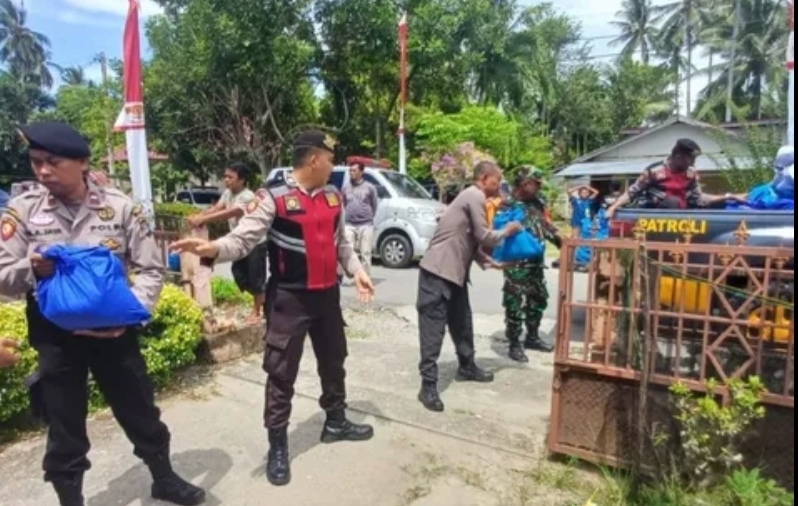 Petugas sedang mendistribusikan bantuan untuk korban gempa Poso (SinPo.id/ Dok. Polda Sulteng)