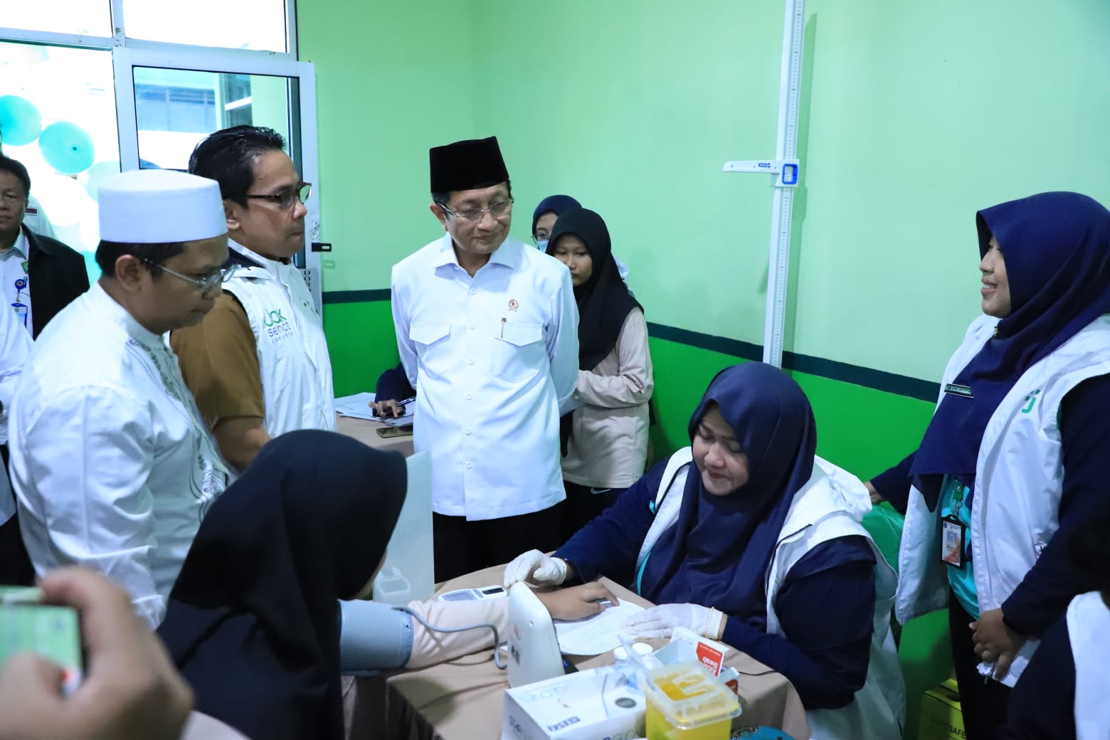 Menteri Agama Nasaruddin Umar meninjau pelaksanaan Cek Kesehatan Gratis di Pondok Pesantren Asshidiqiyah, Jakarta Barat (SinPo.id/Kemenag)