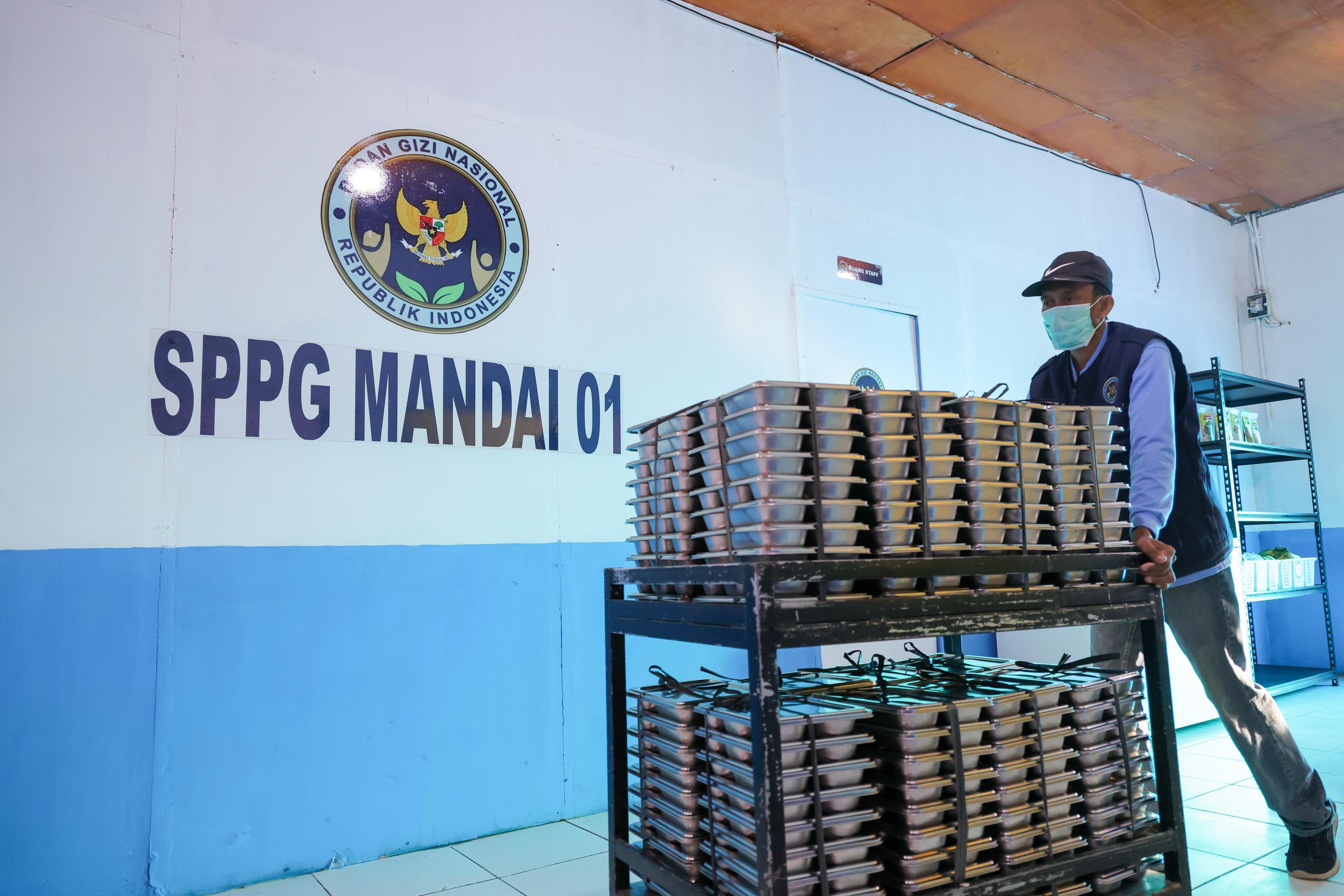 Ilustrasi penyiapan ompreng untuk menu MBG (SinPo.id/ Dok. KemenUMKM)