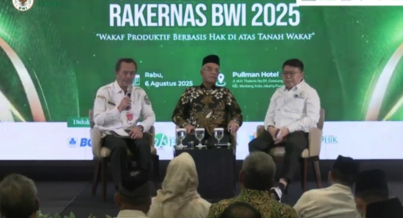 Kepala Badan Strategis Kebijakan Dalam Negeri Kemendagri RI, Yusharto Huntoyugo (pegang mikrofon) dalam Seminar Nasional. (SinPo.id/Tio)