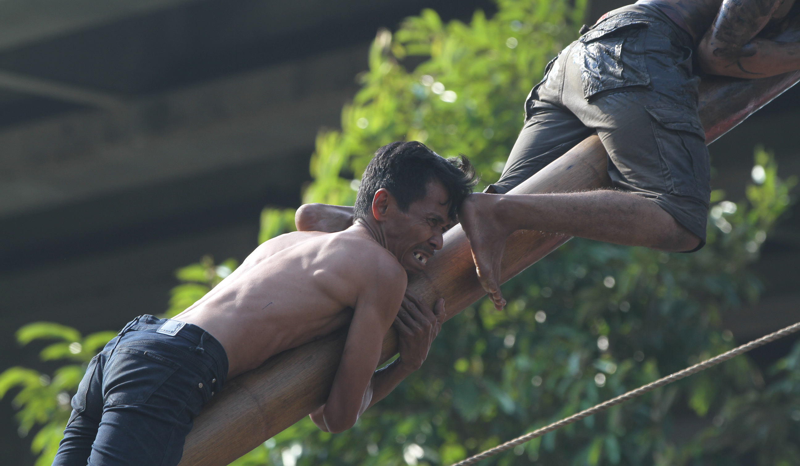Lomba panjat pinang di Kalimalang, Jakarta. (Agus Priatna/SinPo.id)